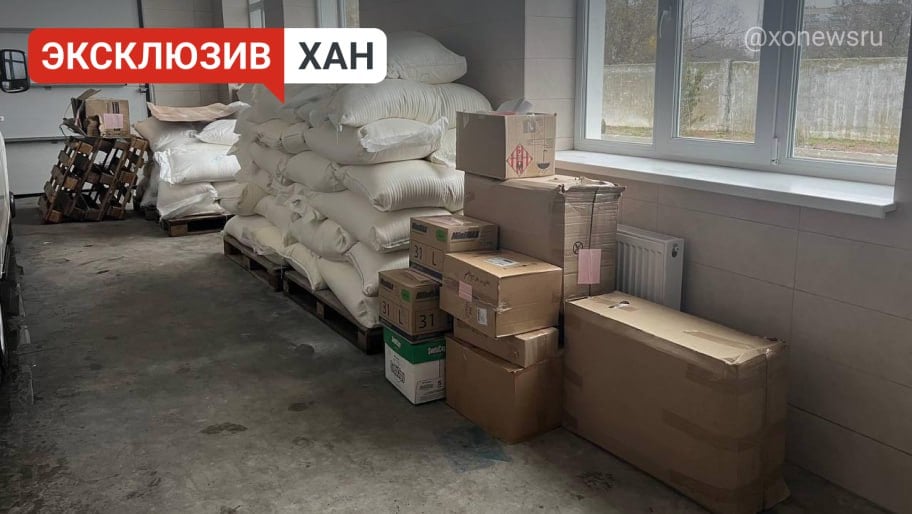 В Алешкинском округе за два месяца выдали почти 35 тонн гуманитарной помощи  В состав наборов с предметами первой необходимости входят продукты, медикаменты и одежда.   «Боевики ежедневно подвергают опасности жителей округа, осложняют деятельность всех структур. Несмотря на это администрация муниципалитета обеспечивает необходимую поддержку населения», — рассказал   глава округа Руслан Хоменко.    В прошлом году в округе выдали более 300 тонн гуманитарной помощи. В одних только Алешках, ежедневно обстреливаемых украинскими формированиями за год вручили наборов на 137 тонн.     , VK и ОК и читайте новости на нашем сайте