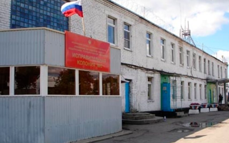 Митволь обвинил руководство подмосковной колонии в вымогательстве 500 млн за УДО Председатель совета директоров АО «Красноярский трест инженерно-строительных изысканий», бывший замглавы Росприроднадзора Олег Митволь заявил, что руководство ИК-6 в подмосковной Коломне потребовало от него 500 млн рублей за условно-досрочное освобождение. Об этом изданию ТВК сообщил адвокат экс-чиновника Михаил Шолохов. Митволь обратился в управление ФСИН по Московской области, которое возглавляет Александр Ветров. Колонией №6 в статусе врио руководит Михаил Сучков. Олега Митволя задержали летом 2022 года. Его обвиняли в хищении 900 млн рублей, «выделенных аффилированной с ним проектной организации на строительство красноярского метро». Он получил 4,5 года колонии общего режима по ч. 4 ст. 159 УК мошенничество в особо крупном размере . В июле 2024 года после вступления решения в силу Митволя отправили в подмосковную колонию. Кроме того, по делу красноярского метро бывший министр транспорта региона Константин Димитров получил 3 года и 2 месяца, экс-глава краевого правительства Юрий Лапшин — 3,5 года. Подписаться Прислать новость Помочь бустами