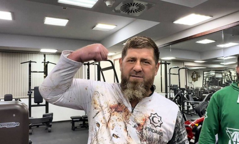 Кадыров лечит слухи о болезни 50 отжиманиями Рамзан Кадыров рассказал что реагирует на слухи о своей якобы неизлечимой болезни физическими упражнениями По его словам каждый раз при появлении таких сообщений он делает 50 отжиманий Я всегда когда говорят что со здоровьем не всё в порядке делаю сразу 50 отжиманий заявил Кадыров Он отметил что таким образом даёт ответ недоброжелателям распространяющим дезинформацию vesti az
