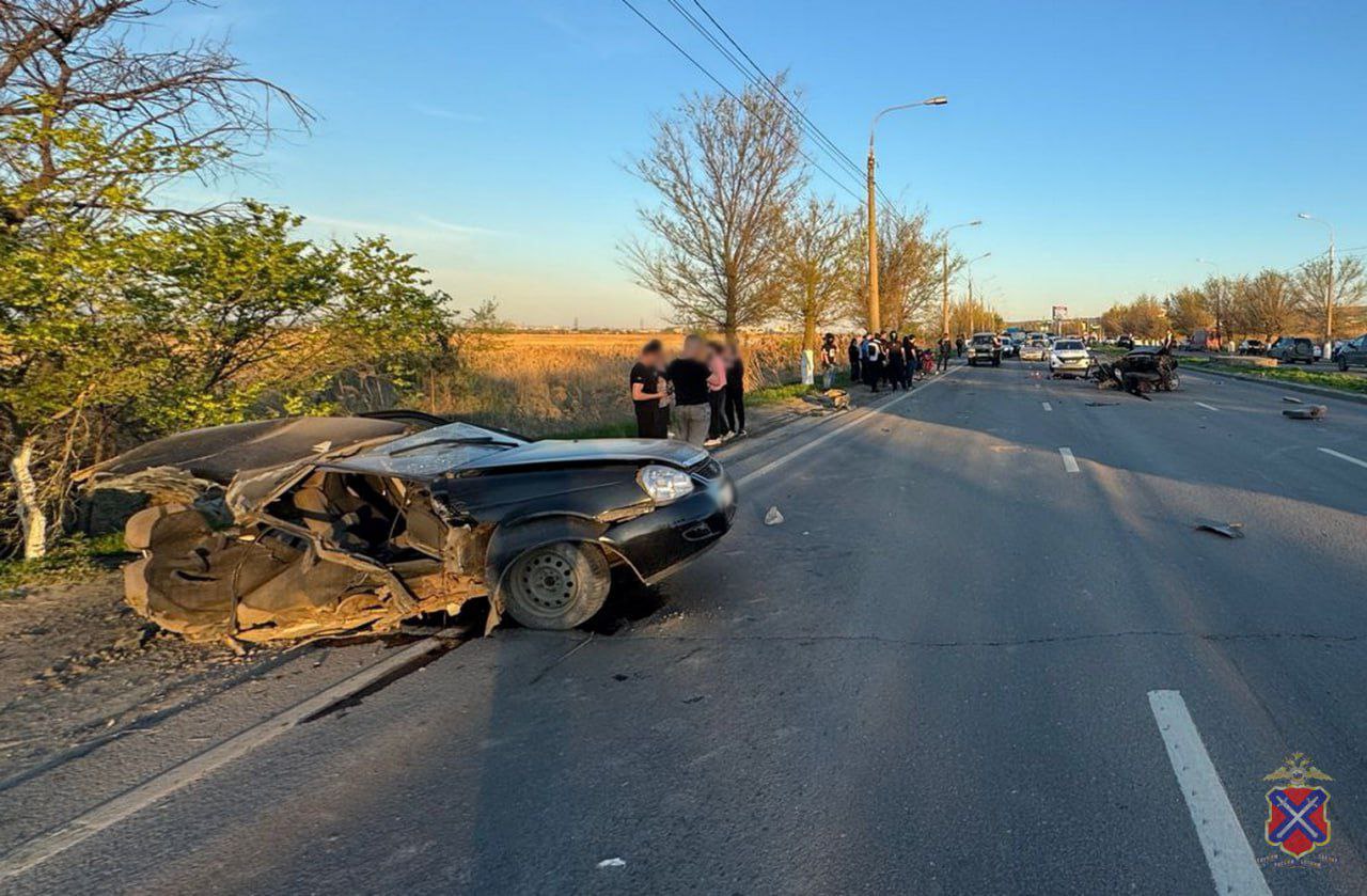 В суд направили дело о смертельном ДТП на юге Волгограда Авария произошла 19 апреля Обвиняемый не имел прав но сел за руль Lada На улице Лазоревой он превысил скорость и выехал на обочину где столкнулся с бетонной опорой освещения После этого фигурант сбежал Его задержали в тот же день сообщает СУ СКР В машине находились девушка 2007 года рождения и мальчики 2007 и 2009 годов рождения Один из несовершеннолетних погиб на месте девушка скончалась в больнице Второй мальчик получил тяжкий вред здоровью Подписаться Перейти на сайт