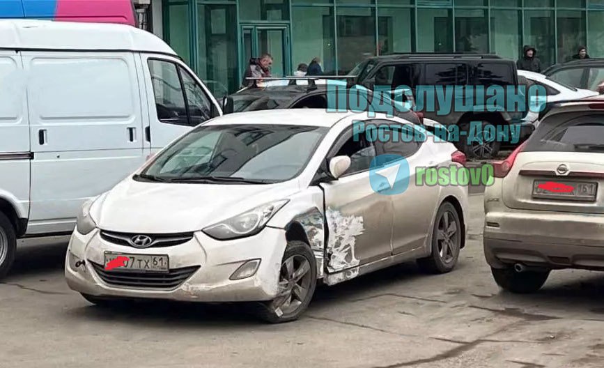 Сегодня утром в городе Ростове-на-Дону водитель автомобиля Hyundai Accent, двигаясь по городским улицам, допустил серию столкновений с другими транспортными средствами.  Первое дорожно-транспортное происшествие было зарегистрировано в 07:55 на улице Белорусской, 151, где автомобиль Hyundai Accent столкнулся с автомобилем Volga Siber. Subsequently, покинув место происшествия, водитель Hyundai Accent в 08:07 на пересечении улиц Белорусской и переулка Клязменский врезался в Nissan Almera. Не остановившись, он продолжил движение и в 08:10 на улице Белорусской, 81 столкнулся сразу с тремя автомобилями: Kia Rio, Chevrolet Lanos и Hyundai ix35.  Пострадавших в результате данных ДТП не зафиксировано. Сотрудники Госавтоинспекции, прибывшие на место происшествия, задержали водителя Hyundai Accent.