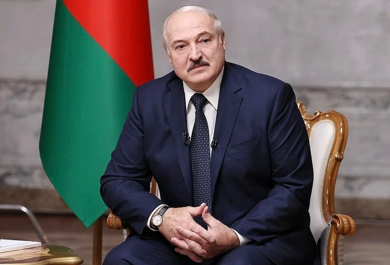 Вчера Александр Лукашенко провел три рабочих совещания посвященных стратегически важным темам Все встречи носили закрытый характер но охватывали ключевые направления государственной политики   Первым обсуждался военно промышленный комплекс Президент акцентировал внимание на научно техническом потенциале и совместных проектах с зарубежными партнерами   Вторым блоком стало сотрудничество с Африкой Рассматривались поставки продукции сборочное производство аграрные инициативы и продовольственная безопасность Лукашенко потребовал ускорить работу по всем направлениям   Третья тема нефтепереработка Обсуждались пути повышения эффективности и роста объемов переработки Вопросы были рассмотрены с прицелом на долгосрочные результаты Разговоры на кухне