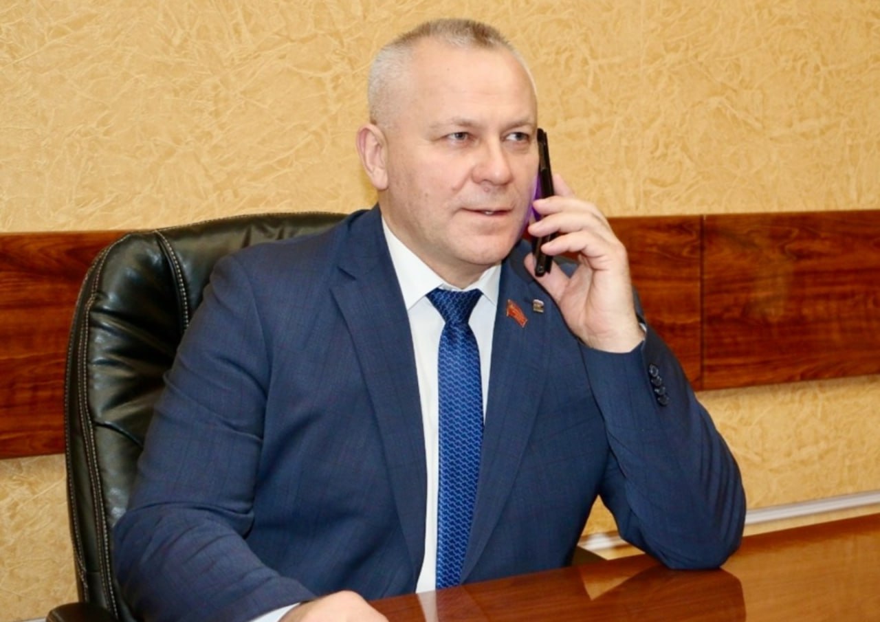 Сладкие подарки для ребят из Луганской Народной Республики передали от Брянской областной Думы!   Сегодня проездом в Брянской области мальчишки и девчонки из ЛНР, они едут на отдых в санаторий в  Республику Беларусь. Дорога им предстоит дальняя, поэтому с просьбой встретить детей на железнодорожном вокзале в Брянске к  спикеру Валентину Субботу обратился коллега - Председатель Народного Совета ЛНР Денис Мирошниченко.    В вагоне едут более 30 ребят вместе с сопровождающими. Прямо к поезду привезли продукты питания, чтобы они могли вкусно пообедать в дороге.   «Пока продолжаются школьные каникулы нужно, чтобы дети могли как следует отдохнуть и получить как можно больше приятных  впечатлений. Пусть от летнего отдыха у ребят останутся только хорошие воспоминания!» - отметил Валентин Суббот.
