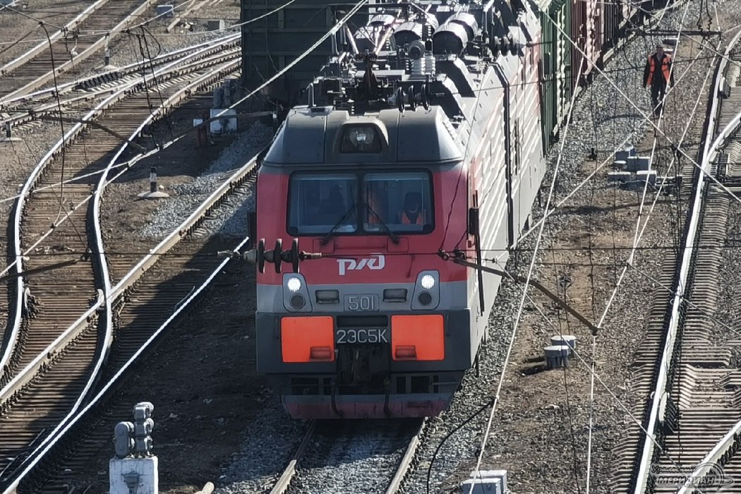 В Серове задержали вора медного кабеля из тепловоза Транспортные полицейские Серова раскрыли кражу медного кабеля РЖД 36 летний житель города ночью пробрался в тепловоз на станции Серов Сортировочный и вынес около 30 метров кабеля Похищенное он сдал в металлолом за 40 тысяч Кабель изъяли и вернули РЖД Против мужчины возбуждено дело по статье Кража он находится под подпиской о невыезде и ждёт суда Подписаться на Уральский меридиан