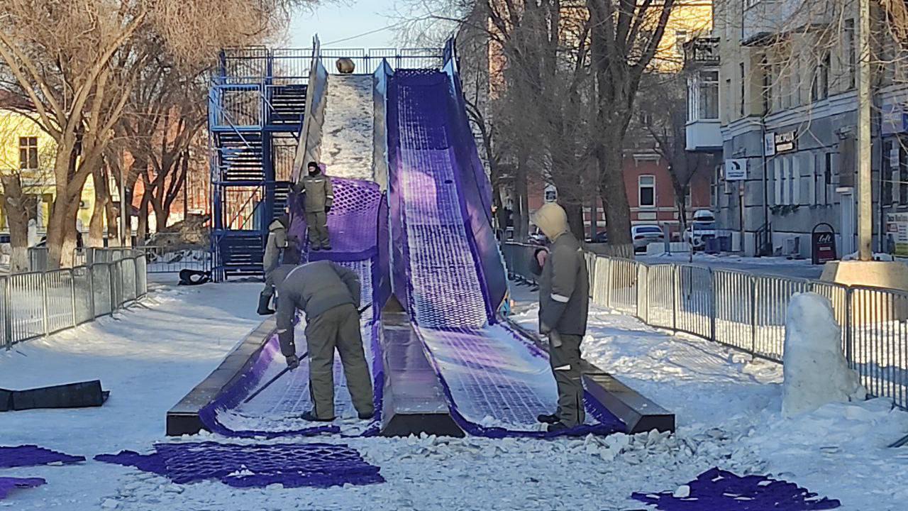 Новогодний городок в Оренбурге — все… Рабочие демонтируют горки для катания на тюбингах, аттракционы, маркет еды. Однако каток на площади им. Ленина продолжит работу до тех пор, пока позволит погода. Также до 20 января на своих местах останутся фотозоны и елки.