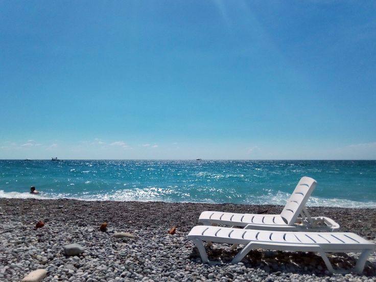 Судья из Тамбова выносила приговоры в шезлонге у Черного моря в Сочи Речь идет о событиях 2021 года о которых стало известно только сейчас Женщина со стажем работы судьей 15 лет взяла отпуск и сказала коллегам что проведет его в родном Тамбове однако уехала в сочинский санаторий Светлана Оттуда по видеосвязи она звонила секретарю и давала указания по рассмотрению гражданских дел За время двухнедельного отпуска Елена успела вынести 10 судебных актов по наследственным спорам взысканию задолженности по муниципальной собственности разделу имущества супругов и приватизации жилья Однажды во время видеозвонка всплыла правда коллеги увидели судью на фоне моря началась проверка По ее итогам все решения судьи были отменены как неправосудные Теперь ей грозит до четырех лет лишения свободы   свои фото видео и истории присылайте нашему боту prostokrd bot Подпишись на наш канал в Telegram MAX