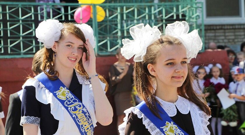 Последний звонок в ЛНР в этом году прозвенит для более 17 тыс. выпускников Последний звонок в ЛНР в этом году прозвенит для более 17 тыс. выпускников 9-х и 11-х классов. Об этом ЛИЦ сообщил министр образования и науки Республики Иван Кусов. «В этом году выпускников 9-х классов — более 11 тысяч, 11-х классов — более 6 тысяч», — сказал он. Праздник Последнего звонка пройдет в школах ЛНР 24 мая. С 10 по 14 июня в образовательных организациях пройдут выпускные для 9-х классов, а с 17 по 21 июня состоятся торжества для одиннадцатиклассников. Даты проведения выпускных в классах, в которых учащиеся сдают единый государственный экзамен, назначаются по решению школ.... Подробнее>>>