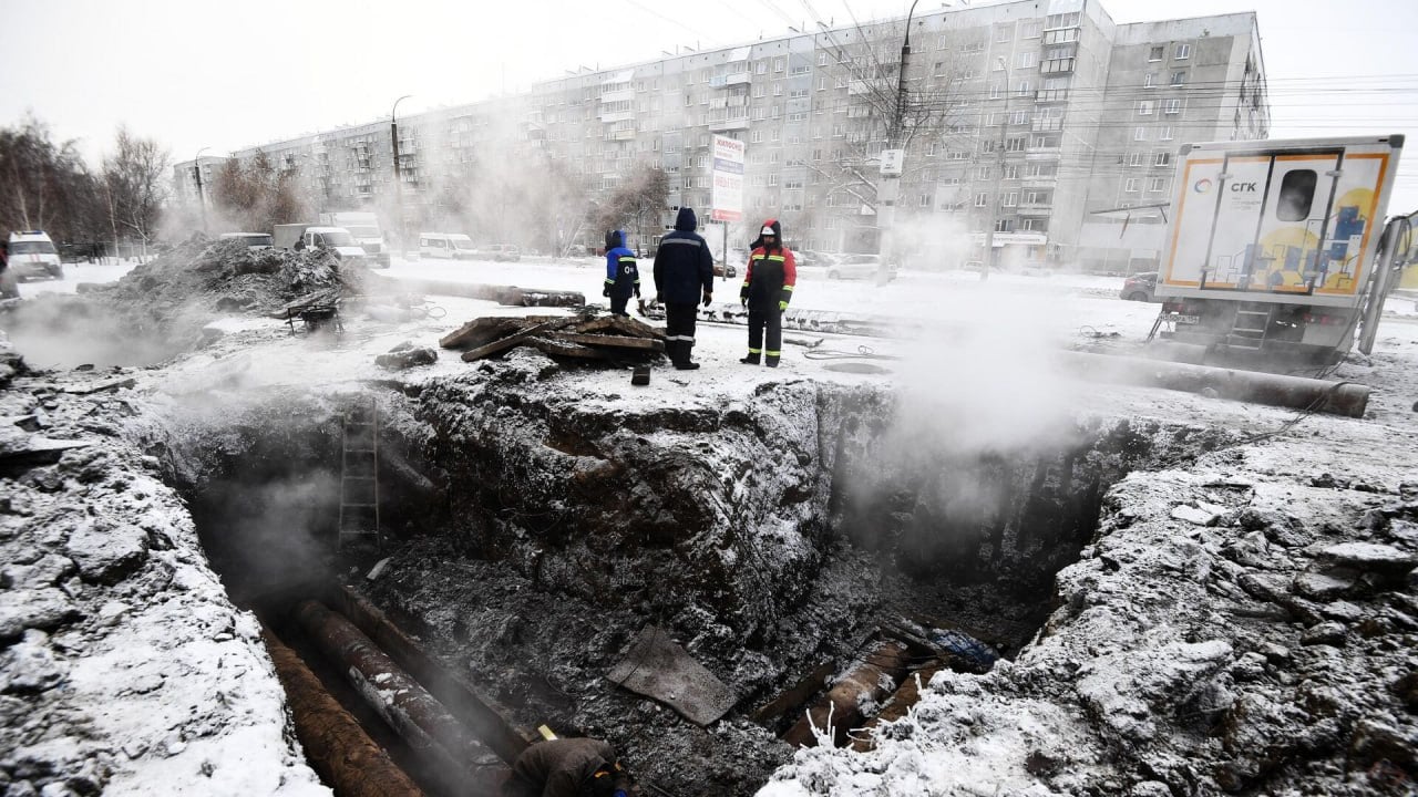 Зима снова показала слабые места ЖКХ, но денег всё равно нет. Для модернизации коммунальной инфраструктуры страны нужно 5 трлн рублей. Пока средства идут лишь на поддержание хотя бы минимальной работоспособности, а аварии следуют одна за другой. Только за последнее время:    Волгоград — 200 тыс. человек без тепла из-за прорыва коллектора.   Подольск — сотни домов замёрзли после ЧП на теплотрассе.   Бийск — без отопления остались 200 жилых домов.   Хатанга — в квартирах температура опускалась до +4°C.  На модернизацию ЖКХ в регионах пока выделили 500 млрд рублей, но хватит ли их, и дойдут ли они до дела — большой вопрос. Тем временем тарифы ЖКХ стремятся к бесконечности...