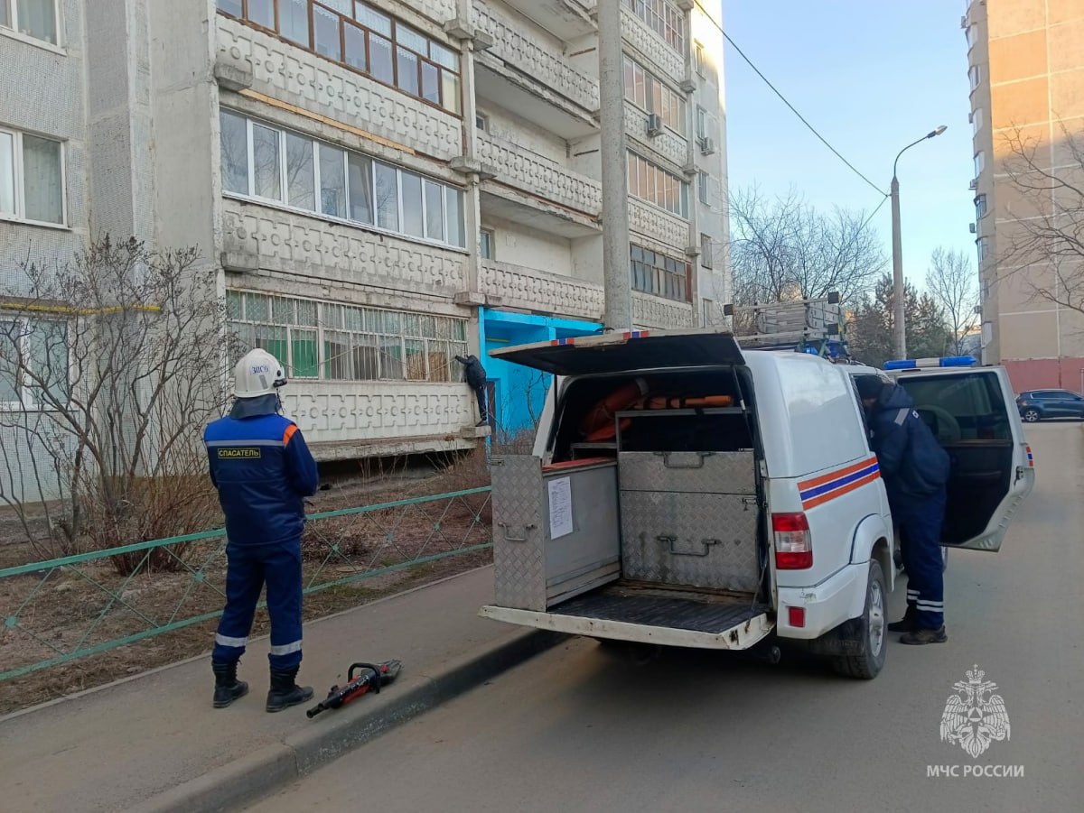 В Казани спасли мужчину, застрявшего в решетке балкона  Утром спасателям пришлось выезжать на проспект Ямашева, где 37-летний мужчина застрял головой в решетке балкона на первом этаже. Пострадавший повис на металлической конструкции и не мог самостоятельно выбраться.  С помощью специнструмента спасатели аккуратно раздвинули металлические прутья и освободили мужчину.   -24 Отправить новость