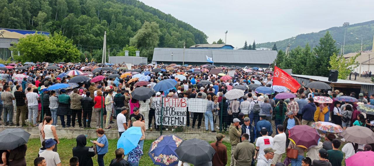 В Горно-Алтайске около 4 000 человек вышли на митинг против реформы, уничтожающей сельсоветы и против «оккупации земель олигархами» В Горно-Алтайске около 4 000 человек приняли участие в согласованном митинге против инициативы властей ликвидировать сельские поселения и ввести одноуровневую систему управления, обратили внимание в издании «7х7 — Горизонтальная Россия» . Ещё до начала митинга в городе зафиксировали проблемы со связью. Люди принесли плакаты с лозунгами: — «Турчака в отставку!» — «Нет одноуровневой власти!» — «Олигархам не место на нашей земле!» — «Баатыры Чике-Тамана — герои Алтая!» 12 июня активисты уже перекрывали перевал Чике-Таман — тогда семерых из них арестовали. Недовольство жителей вызывает и возможное назначение главой правительства бывшего депутата Госдумы Александра Прокопьева, связанного с корпорацией «Эвалар». Окончательное решение по законопроекту примут 24 июня на заседании Госсобрания. — Признаны властями РФ иноагентом. Подписаться Помочь RusNews