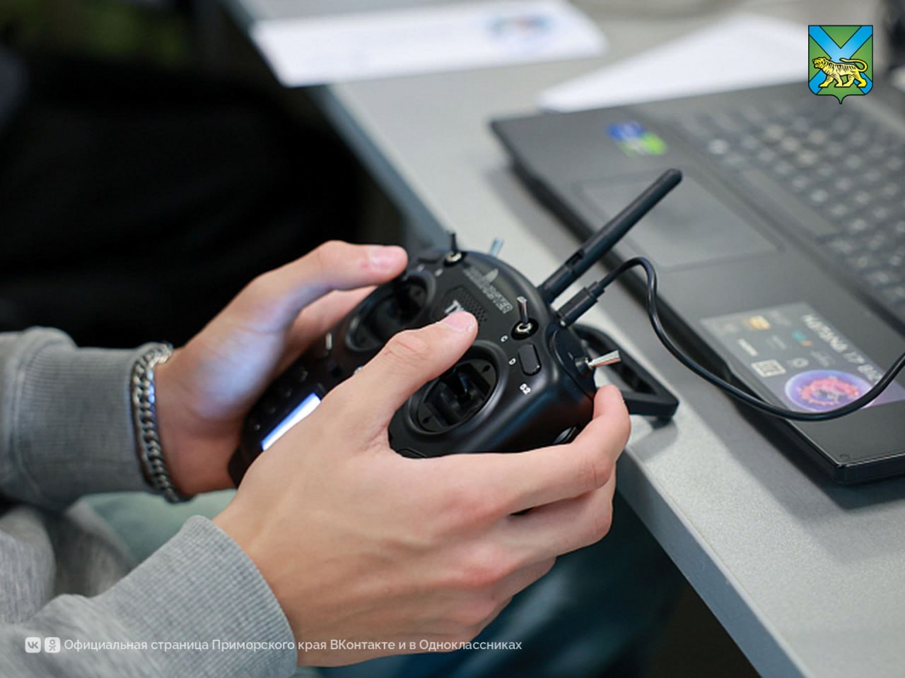 Более 200 операторов дронов подготовили в Приморье в 2025 году Новую специальность получили преподаватели и студенты колледжей а также граждане участвующие в федеральном проекте Активные меры содействия занятости нацпроекта Кадры Образовательные учреждения края где проводится обучение Лесозаводский индустриальный колледж Спасский индустриально экономический колледж Уссурийский агропромышленный колледж Дальневосточный технический колледж Колледж машиностроения и транспорта Дальневосточный государственный гуманитарно технический колледж Приморский индустриальный колледж Черниговский сельскохозяйственный колледж Программа подготовки операторов беспилотных авиационных систем БАС запущена по поручению Губернатора Приморья Олега Кожемяко В этом году такая работа продолжится Подписаться на министерство профобразования Приморья