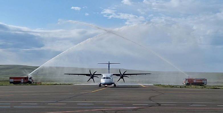 Аэропорт столицы Тувы впервые принял международный авиарейс Накануне в 22 часа состоялся первый международный рейс из Кызыла в Монголию, который перевез более 30 пассажиров. Авиарейс является регулярным и будет выполняться еженедельно - по средам. Общее время перелета составляет три часа. Далее из Монголии жители Тувы могут улететь в Сеул, Токио, Пекин и другие страны. Этот исторический момент стал возможен благодаря решению российского правительства присвоить аэропорту статус международного в сентябре 2019 года. Официальное распоряжение подписал тогда ещё премьер-министр Дмитрий Медведев 28 августа того же года, сообщает Миндортранс Тувы. Тыва.Неофициально