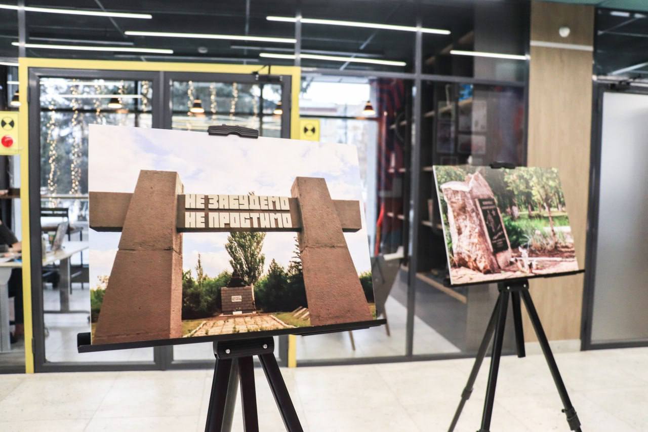 В Оренбурге открылась фотовыставка «История сквозь объектив»   Фотовыставка, посвященная подвигам защитников Отечества, открылась в региональном центре «Молодежь Оренбуржья» в рамках реализации грантового проекта. Инициатива получила поддержку в конкурсе Росмолодёжь.Гранты на окружном молодежном форуме «Метеор». Автор – активист поискового клуба «Патриот» Ярослава Ельчанинова.   Ярослава Ельчанинова и представители поискового клуба «Патриот» посетили в Краснодоне, Перевальском и Славяносербском районах памятные места, мемориальные комплексы, воинские захоронения. На выставке можно увидеть снимки комплекса «Незаживающая рана Донбасса», место упокоения «Молодой гвардии», самую высокую точку Луганска – «Острую могилу», «раненный» при обстрелах мемориал «Борцам революции», экспонаты поискового музея, муралы в Луганске. Всего на фотовыставке «История сквозь объектив» представлены 50 постеров, но коллекция будет пополняться.  На торжественном открытии экспозиции почетными гостями стали заместитель директора департамента молодежной политики Владимир Шигаев, председатель комитета по делам архивов Ирина Останина, представители Объединенного государственного архива Оренбургской области, участники специальной военной операции.  – Проект «История сквозь объектив» – наглядный пример того, что инициативы нашей молодежи могут быть поддержаны на любом уровне. Фотографии Ярославы Ельчаниновой отражают историю нашей страны и вдохновляют на реализацию новых идей по сохранению памяти о ключевых ее событиях, – сказал Владимир Шигаев.  Оренбуржцы смогут посмотреть выставку до 9 декабря. Затем коллекция фотографий отправится в Подгороднепокровскую школу и в музей поискового клуба «Патриот».