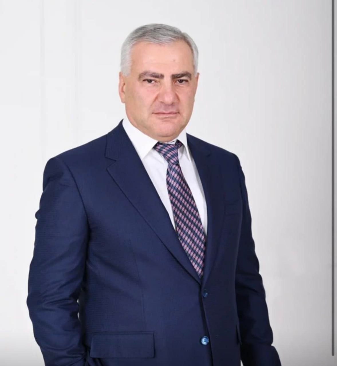 Меру пресечения Самвелу Карапетяну изменили на домашний арест Суд изменил меру пресечения армянскому бизнесмену и благотворителю Самвелу Карапетяну с содержания под стражей на домашний арест Таким образом он встретит Новый год не в следственном изоляторе Напомним что Карапетян был арестован около семи месяцев назад Поводом для задержания послужило его публичное высказывание Мы будем защищать Церковь по нашему сделанное в контексте акций в поддержку Армянской Апостольской Церкви Следствие расценило эту фразу а также лозунг основанного им движения По нашему как призыв к узурпации власти