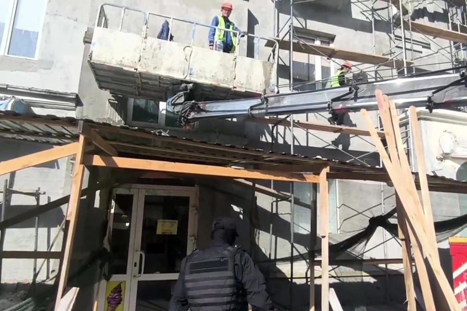 Челябинскую область по требованию полиции покинули 436 иностранцев С начала года из Челябинской области выдворили 436 иностранных граждан Об этом сообщили в региональном ГУ МВД Еще полсотни человек депортировали после того как они отсидели сроки за решеткой за преступления 1 1 тыс человек запретили снова приезжать в Россию В полиции объявили о новых массовых проверках иностранцев Силовики наведаются в места проживания и работы приезжих Подписаться на chelkp