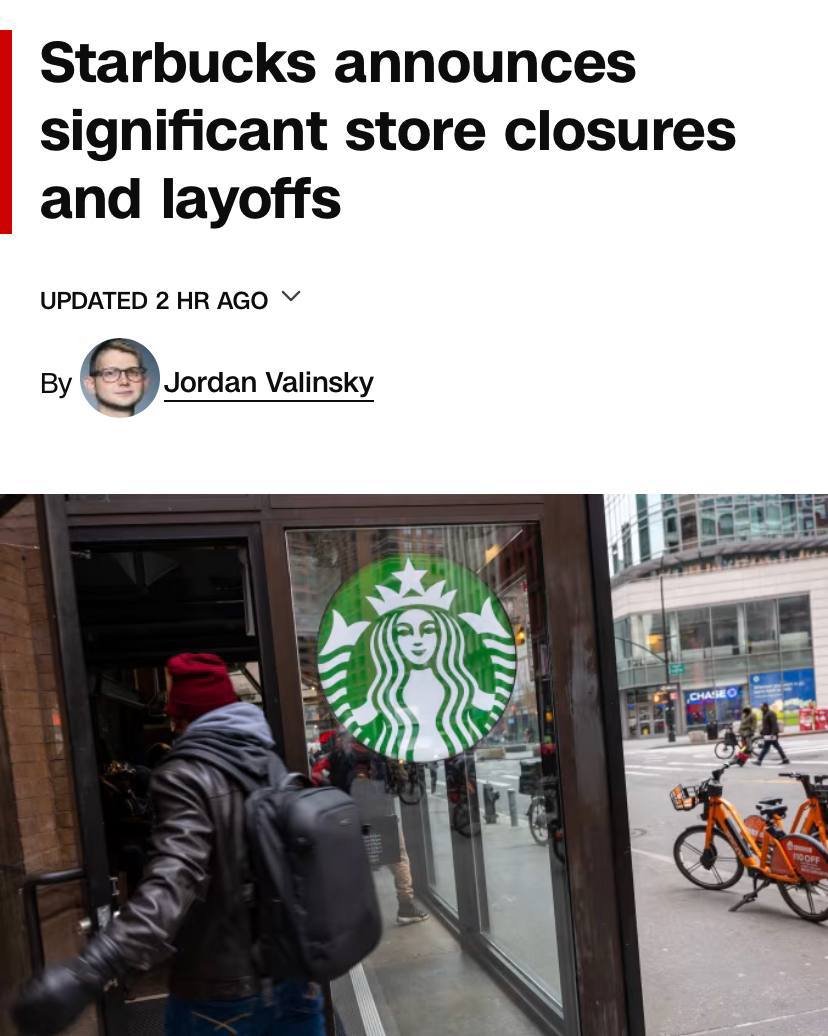 Starbucks объявил о масштабной реструктуризации в Северной Америке Потому что надо было не книжки об истории успеха писать а работу работать Компания закроет около 430 кафе примерно 2 3 из 18 734 точек и сократит ещё 900 сотрудников в дополнение к 1000 увольнениям в феврале Также будут закрыты сотни корпоративных вакансий включая функции в маркетинге операциях и поддержке что компания объясняет необходимостью оптимизации Общие затраты на перестройку оцениваются в 1 млрд Генеральный директор Брайан Никкол отметил что закрываются точки с низкой эффективностью но параллельно Starbucks обновит более 1000 заведений сделав их комфортнее и современнее Решение принято на фоне падения акций на 12 за последний год и стагнации продаж что вынудило компанию пойти на серьёзные меры для укрепления бизнеса рынки ритейл Постмаркетинг Подпишись ибо грядет