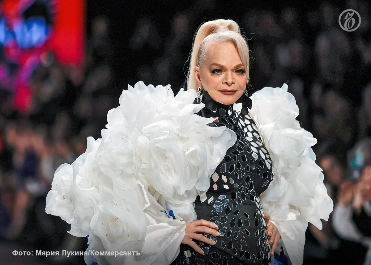 Возбуждено уголовное дело об угрозе убийством певице Ларисе Долиной и ее представителю Об этом сообщает ТАСС со ссылкой на адвоката артистки В сентябре 2024 года в отношении Долиной и мне поступали угрозы убийством возбуждено уголовное дело которое в настоящее время приостановлено Обещали убить или взорвать машину если мы не заберем заявление из полиции по делу о хищении сказала адвокат Сегодня в суде проходит заседание по делу о мошенничестве с квартирой певицы По нему проходят четыре человека Андрей Основа Артур Каменецкий Дмитрий Леонтьев и Анжела Цырульникова По версии следствия с апреля по июль 2024 года у Ларисы Долиной похитили более 175 млн руб Также мошенники лишили ее права на квартиру на Ксеньинском переулке с рыночной стоимостью более 138 млн руб Общий ущерб с учетом комиссий и расходов на сделку превысил 317 млн руб Подписывайтесь на Ъ Оставляйте бусты