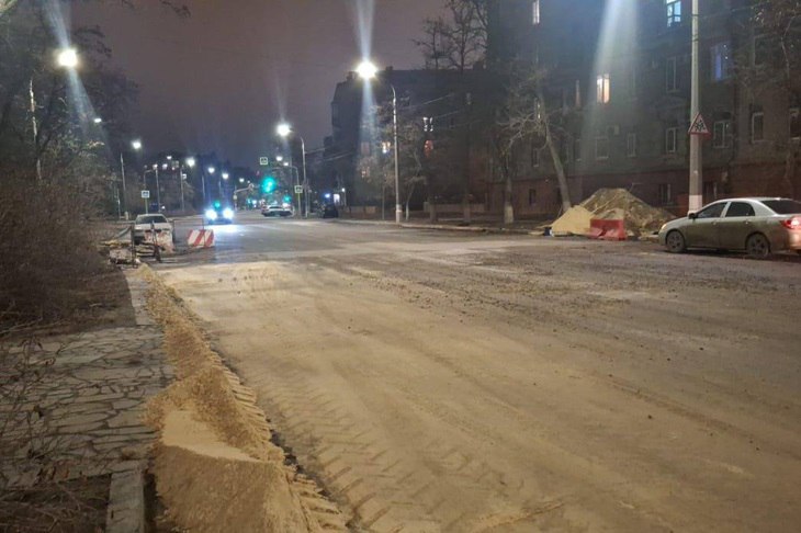 В Центральном районе Волгограда специалисты ресурсоснабжающей организации открыли проезд на улице Советской после ремонта тепловой сети. Как сообщили V102.RU в «Концессиях теплоснабжения», на месте ремонта работниками были проведены работы по замене 28 метров трубопровода.   Технологическая авария произошла вечером 8 января. Тогда подача тепла в дом №28 по улице Советской была приостановлена. Работы по устранению аварии велись всю ночь и целый день 9 января.   Чтобы избежать новых нарушений, специалистами было решено полностью обновить трубопровод. Всего было заменено 48 метров трубопровода.