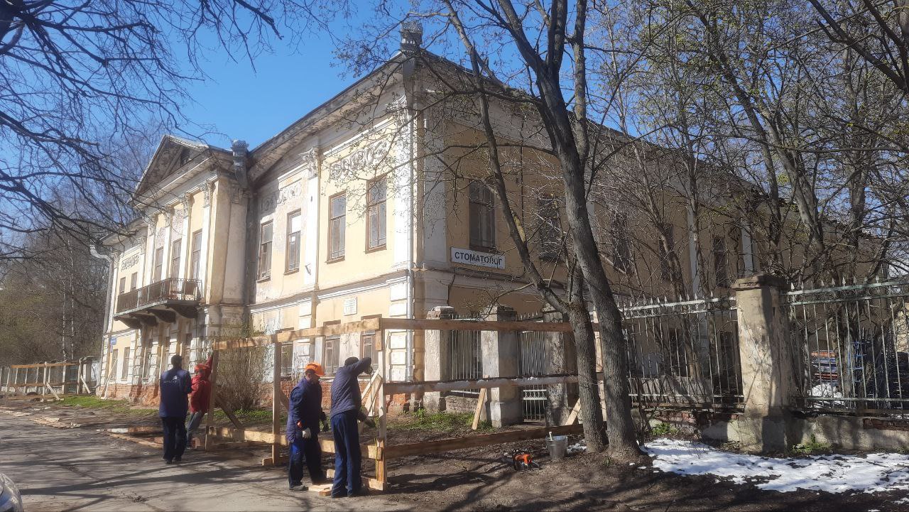 Продолжается реставрация дома купца Варакина в Вологде Работы выполняются по госпрограмме «Наследие Вологодчины» и нацпроекту «Семья», который был инициирован Президентом Российской Федерации Владимиром Владимировичем Путиным. На реставрацию объекта культурного наследия направлено 207 млн. рублей. За два года планируется привести в порядок старейший особняк. После завершения работ тут откроется ЗАГС. Сейчас специалисты занимаются крышей, демонтируют кровельное покрытие и реставрируют стропительные системы. Также занимаются гидроизоляцией фундамента дома и выполняют демонтажные работы внутри - снимают покрытие потолков. В некоторых помещениях над историческими потолками были установлены по 2 слоя потолочных покрытий. В этом году предстоит замена всех окон в здании. Двухэтажный каменный дом на берегу реки Вологды был построен в XVIII веке. В 1960 году особняк включен в список памятников архитектуры регионального значения.