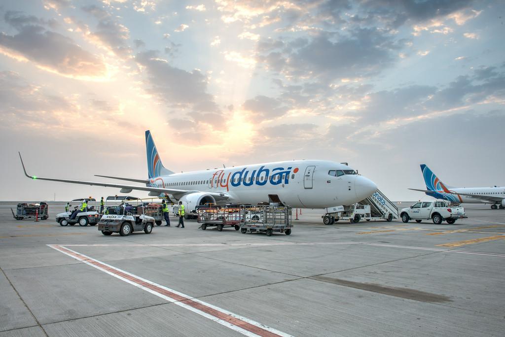 Flydubai всё больше отходит от модели бюджетной авиакомпании в качестве которой она задумывалась около двух десятков лет назад С ноября 2025 года питание в эконом классе будет включено во все тарифы экономического класса Сейчас насладиться едой в полёте могут только пассажиры с билетами по тарифам Value и Flex но не Lite Кроме того с того же месяца всем летящим в экономе станет доступна бортовая система развлечений фильмы шоу музыка подкасты интерактивные игры и электронные журналы Как отмечается в пресс релизе перевозчика Flydubai продолжает обновлять флот и модернизировать салоны своих Boeing 737 800 нового поколения Так в бизнес классе появились новые фирменные раскладывающиеся кресла в экономе более комфортные и стильные сиденья В настоящее время в парке компании только узкофюзеляжные лайнеры но уже со следующего года должна начаться поставка первых из заказанных ранее 30 Boeing 787 9 Dreamliner Это означает что у Flydubai появятся и дальнемагистральные маршруты tripfarearea RU Подпишись