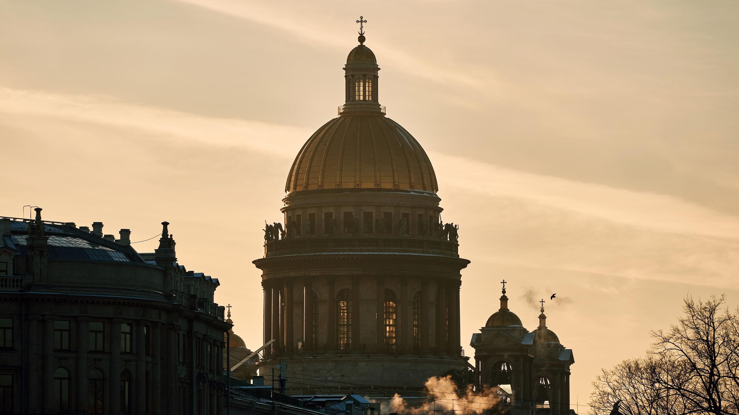 Ни одного дня без дождя не было в Санкт Петербурге в ноябре а продолжительность солнечного сияния составила в общей сложности 4 дня сообщил главный синоптик города Александр Колесов Осадки в Санкт Петербурге отмечались каждый день что бывает достаточно редко Последний раз в течение 30 дней осадки шли в ноябре 2010 года написал он в своем Telegram канале Как добавил синоптик в ноябре солнце светило в общей сложности 4 дня По оценке Колесова это минимальная продолжительность с 2016 года когда в ноябре солнце светило один день В целом месяц стал относительно спокойным Экстремумов температуры не перекрывали штормов не наблюдалось заключил главный синоптик Петербурга