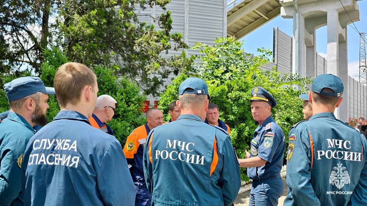 Сотрудники МЧС Ставрополья встретили детей, прибывших из Белгородской области, на летний отдых Сегодня в город Невинномысск прибыли более 100 детей из Белгородской области, чтобы провести летние каникулы в детских оздоровительных лагерях Ставрополья. На железнодорожном вокзале ребят встретили специалисты МЧС Ставрополья. Они помогли прибывшим выйти из вагонов и проводили до автобусов. Школьники отправились в лагеря, где их ждут незабываемые каникулы, насыщенные спортивными мероприятиями, мастер-классами, экскурсиями и другими интересными событиями. МЧС Ставрополья Подпишись ВК ОК Рутуб #МЧС26 #МЧССтаврополь