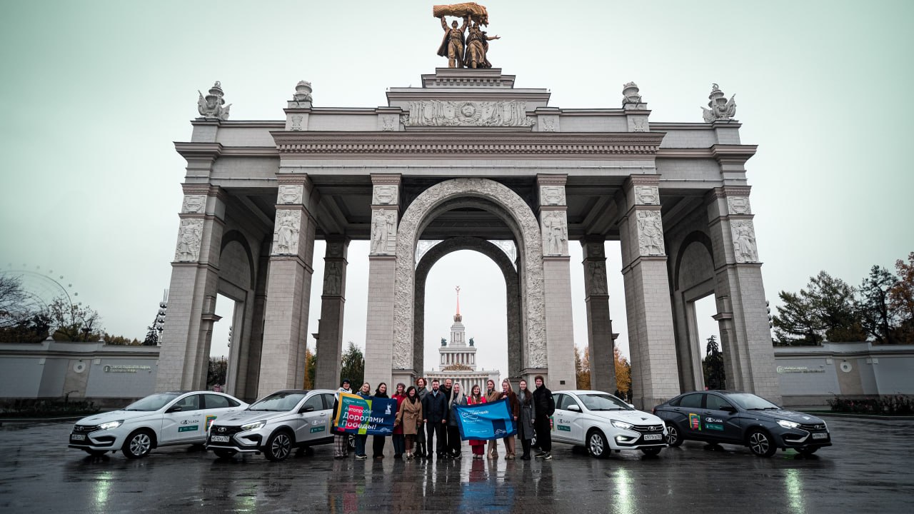 А у нас автопробег Дорогами Победы Сегодня в Москве дан старт уникального автопробега протяженностью более 700 километров маршрут пролегает по знаковым для истории Великой Победы городам Москва Тула Калуга Вязьма Дороги Победы объединили представителей туристической отрасли общественных организаций СМИ и блогосферы В основу маршрута автопробега лег вышедший в мае 2025 года каталог туристических маршрутов Путь героя для российских и иностранных путешественников который мы подготовили вместе с Минэкономразвития и российскими регионами Центр стратегических разработок выступил одним из организаторов автопробега и поддержал инициативу организаторов Международного туристического форума Путешествуй и Фонда Росконгресс Проведение автопробега Дорогами Победы позволит тысячам людей еще раз обратить внимание на патриотические маршруты которые сохраняют память о подвигах народа в годы Великой Отечественной войны и укрепить связь поколений А еще любой автопробег это всегда популяризация автомобильного туризма В каждом городе запланирована насыщенная программа посещение мемориальных объектов участие в тематических экскурсиях и встречах посвященных популяризации культурного наследия развитию внутреннего туризма ЦСР Росконгресс новости туризм автомаршрутыроссии DiscoverRussia путешествуй подписаться на канал