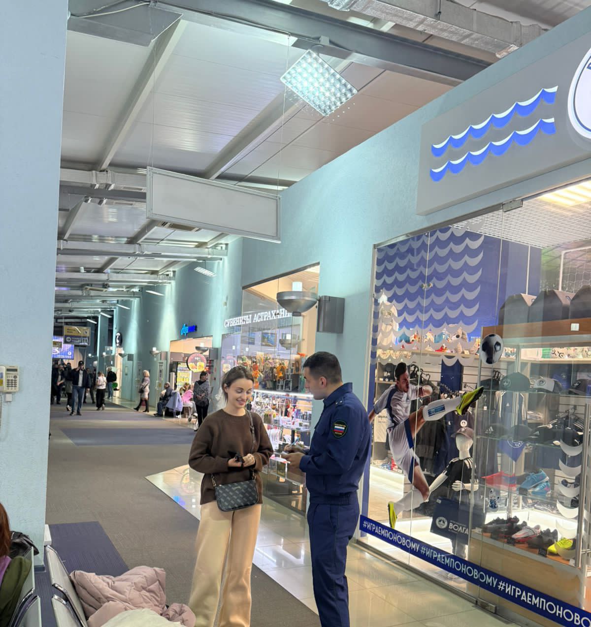 Южная транспортная прокуратура взяла на контроль ситуацию с задержками рейсов в международном аэропорту Астрахань  В связи с ранее введенными ограничениями в международном аэропорту Астрахань задерживаются рейсы на прибытие и вылет Некоторые воздушные суда ушли на запасные аэродромы Транспортными прокурорами контролируется соблюдение прав пассажиров в аэропортах организован прием граждан  О нарушении прав пассажиров можно также сообщить дежурному прокурору Южной транспортной прокуратуры тел 8 919 899 87 33