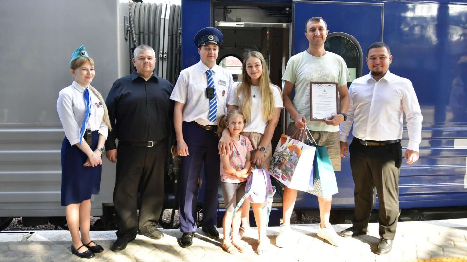 В Крыму встретили 20-миллионного пассажира поезда "Таврия" СИМФЕРОПОЛЬ, 10 июн - РИА Новости Крым. На железнодорожном вокзале Симферополя торжественно встретили 20-миллионного пассажира поезда "Таврия", передает корреспондент РИА Новости Крым. Им стал Илья Шварц из Симферополя, который вместе с женой и 4-летней дочерью вернулся домой из отпуска в Адлере. "Ко мне подошел начальник поезда, я даже сначала подумал, может что-то случилось, может, дочка что-то натворила, - улыбается юбиляр. - Это интересно, радостно. Никогда со мной подобного не случалось. Я даже в лотереях не выигрывал никогда". 20-миллионного пассажира определили при помощи компьютерной программы, которая вычислила, что он будет ехать в поезде №316 Адлер – Симферополь. На железнодорожном вокзале в крымской стол... Подробнее>>>