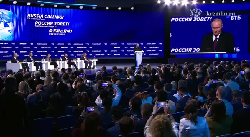 Путин о стабильности экономики и рекордно низкой безработице в России на форуме ВТБ