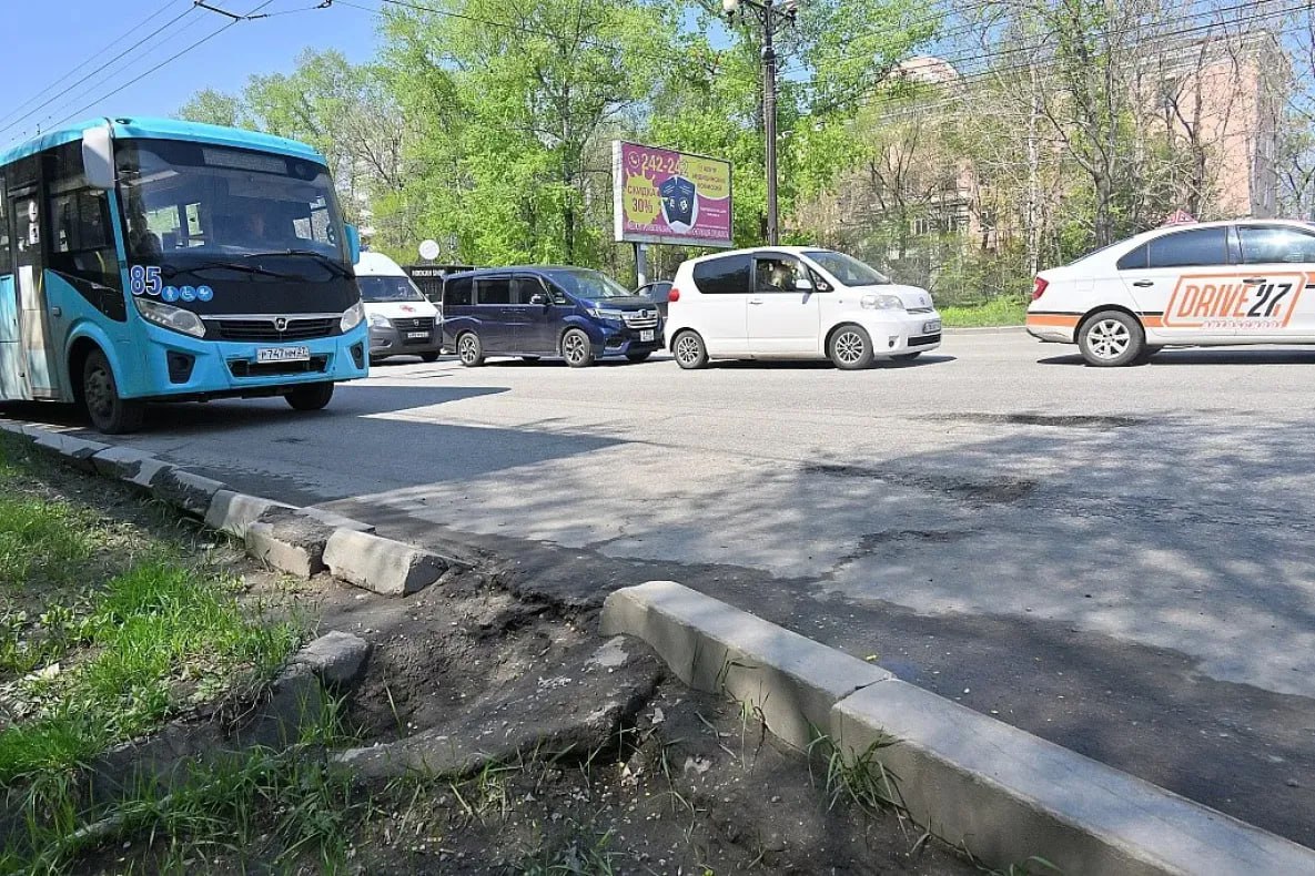 ГАИ и прокуратура проверяют состояние дорог в центре Хабаровска Сотрудники Госавтоинспекции и прокуратуры провели совместный рейд, в ходе которого проверили состояние проезжей части на улице Ленина в Хабаровске. Поводом обратить внимание на дорогу стали многочисленные жалобы местных жителей — только за последний месяц их поступило более 50.