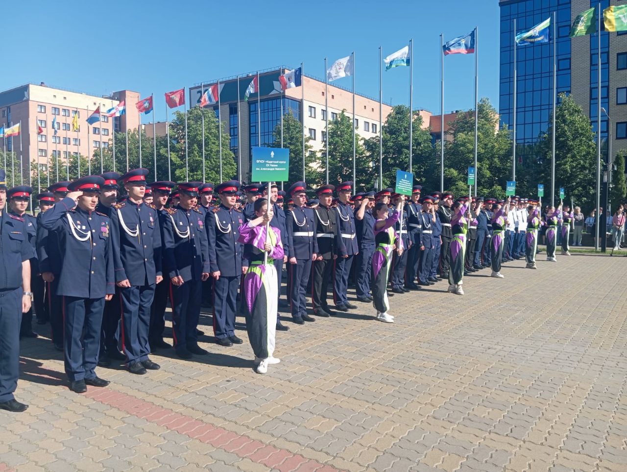 В Казани открыли слёт кадет и Кадетскую спартакиаду Следственного комитета России. Сегодня в столице Татарстана прошла торжественная церемония открытия VI слёта кадет и Кадетской спартакиады Следственного комитета Российской Федерации, посвященной 80-й годовщине Победы в Великой Отечественной войне 1941–1945 гг. На площадке Поволжского университета физической культуры, спорта и туризма дан старт Кадетской спартакиаде среди учащихся кадетских образовательных учреждений СК России. В течение нескольких дней 120 юношей, представляющих 7 кадетских корпусов, будут соревноваться в различных видах спорта, таких как полиатлон, стрельба, легкая атлетика, армспорт, мини-футбол, шахматы и другие. Помимо спортивных состязаний, для них подготовлена обширная культурная программа, включающая разнообразные экскурсии, конкурсы и интеллектуальные игры. Также запланировано посещение Казанского танкового училища, где для ребят проведут урок мужества.