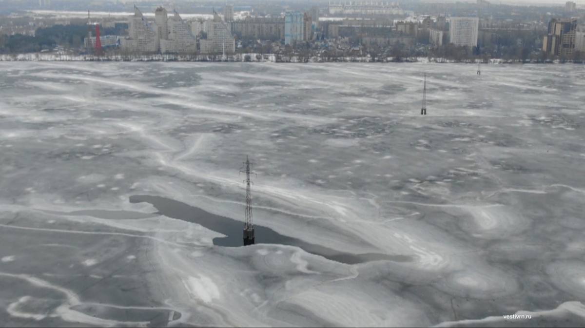 Школьники провалились под лед на воронежском водохранилище  По словам очевидца, дети вечером прыгали на льду в районе Моховой.  В какой-то момент лед треснул под одним из мальчиков, и ребята провалились. Один из них сильно ударился головой. Школьники начали звать на помощь.  К счастью, детям помог прохожий.    Подписаться    Прислать новость