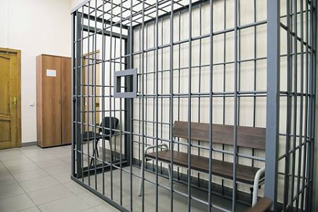В Хабаровском крае вынесен приговор по уголовному делу о мошенничестве на общую сумму свыше 2,7 млн рублей Советско-Гаванский городской суд Хабаровского края вынес приговор по уголовному делу в отношении 34-летнего местного жителя. Он признан виновным в совершении 17 преступлений, предусмотренных ч.ч. 2, 3 ст. 159 УК РФ мошенничество . С апреля 2021 г. по декабрь 2022 г. подсудимый заключал с жителями г. Советская Гавань и п. Ванино договоры на проведение ремонтных работ, не намереваясь исполнять принятые на себя обязательства. Мужчина получал от потерпевших деньги на закупку материалов и оборудования, однако ремонт не делал, затягивая сроки его проведения. Денежные средства «ремонтник» присваивал себе. Таким образом, он похитил денежные средства 17 граждан на общую сумму более 2,7 млн рублей. Подсудимый вину не признал, утверждал, что часть работ им была проведена, остальные выполнить он просто не успел. С учетом позиции государственного обвинителя суд приговорил виновного к 5 годам и 7 месяцам лишения свободы с отбыванием наказания в исправительной колонии общего режима. Иски потерпевших о взыскании суммы причиненного ущерба удовлетворены судом.