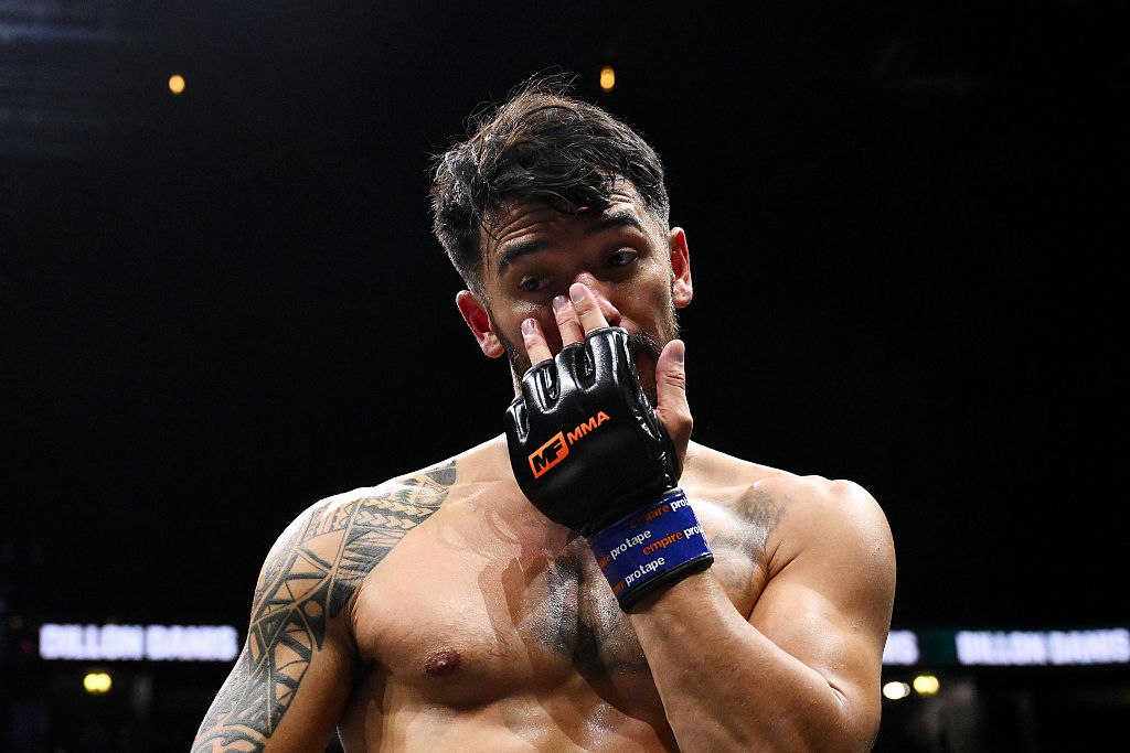 Друга Макгрегора не пустят на турниры UFC после драки с командой Нурмагомедова Американскому бойцу Диллону Дэнису устроившему потасовку с командой Хабиба Нурмагомедова на турнире в Нью Йорке запретили приходить на мероприятия UFC Об этом сообщил глава промоушена Дэйна Уайт Уайт взял вину за инцидент на себя По его словам он думал что у Дэниса который занял чужое место будет конфликт с Хорхе Масвидалем но ему даже в голову не пришло что первые пять рядов займут бойцы пришедшие поддержать Махачева Как только это началось я подумал Черт я точно знаю что это такое Я так и знал добавил Уайт UFC решил не выдвигать обвинения против Дэниса Дэнис ранее представлял команду экс чемпиона UFC Конора Макгрегора он его друг и помощник Getty Images Подписаться на РБК Спорт