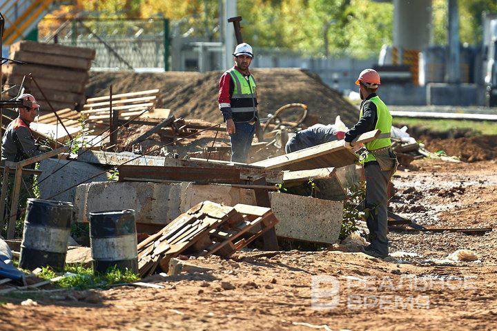 В Татарстане легализовался лишь каждый пятый мигрант из реестра В реестр контролируемых лиц РКН в Татарстане вошло порядка 10 тыс человек До 10 сентября у них есть возможность легализоваться пока это сделали лишь 1 8 тыс иностранцев сообщил на брифинге начальник Управления по вопросам миграции МВД по республике Марат Галеев Наибольшее количество нарушителей зафиксировано в таких сферах как строительство и производство Подробнее в материале Реального времени Подпишитесь на Реальное время