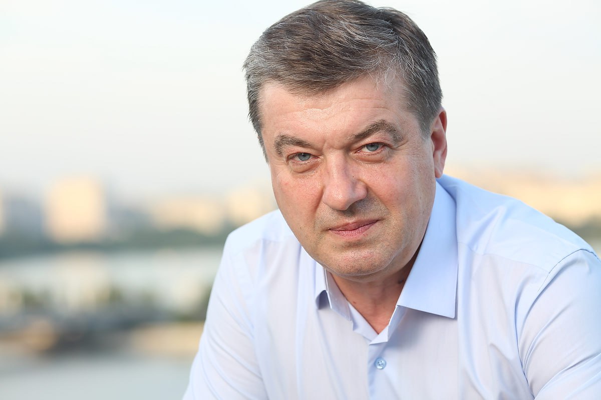 Бывший мэр Воронежа Колиух проиграл праймериз «Единой России» Бывший мэр Воронежа Сергей Колиух не прошел праймериз «Единой России» и не будет участвовать в предстоящих выборах, рассказал он «Абирегу». Колиух выразил недовольство результатами внутрипартийного отбора. По его словам, он «родился и вырос» в округе, где постоянно работает, в то время как победивший в праймериз кандидат «понятия не имеет об этом округе». «Немного убивает информация, что я на этом округе родился и вырос, постоянно работаю, а человек, который понятия не имеет об этом округе, выигрывает праймериз», — заявил экс-мэр. Колиух подчеркнул свою работу в округе, отметив завершение строительства поликлиники и 45-й школы. По его утверждению, все предвыборные обещания из предыдущей кампании были выполнены. «Все подписные обещания, которые в предвыборной программе прозвучали для предыдущих выборов, все выполнены», — заявил политик. На вопрос о возможном самовыдвижении Колиух ответил отрицательно. Он подчеркнул свою приверженность «Единой России», отметив, что является учредителем партии и членом регионального политсовета. «Я учредитель партии «Единая Россия» в регионе с момента ее образования. Член регионального политического совета партии «Единая Россия». Поэтому я об этом направлении даже не думаю», — пояснил экс-мэр. Сергей Колиух возглавлял Воронеж с 2013 по 2020 год, после чего стал депутатом Воронежской городской думы.