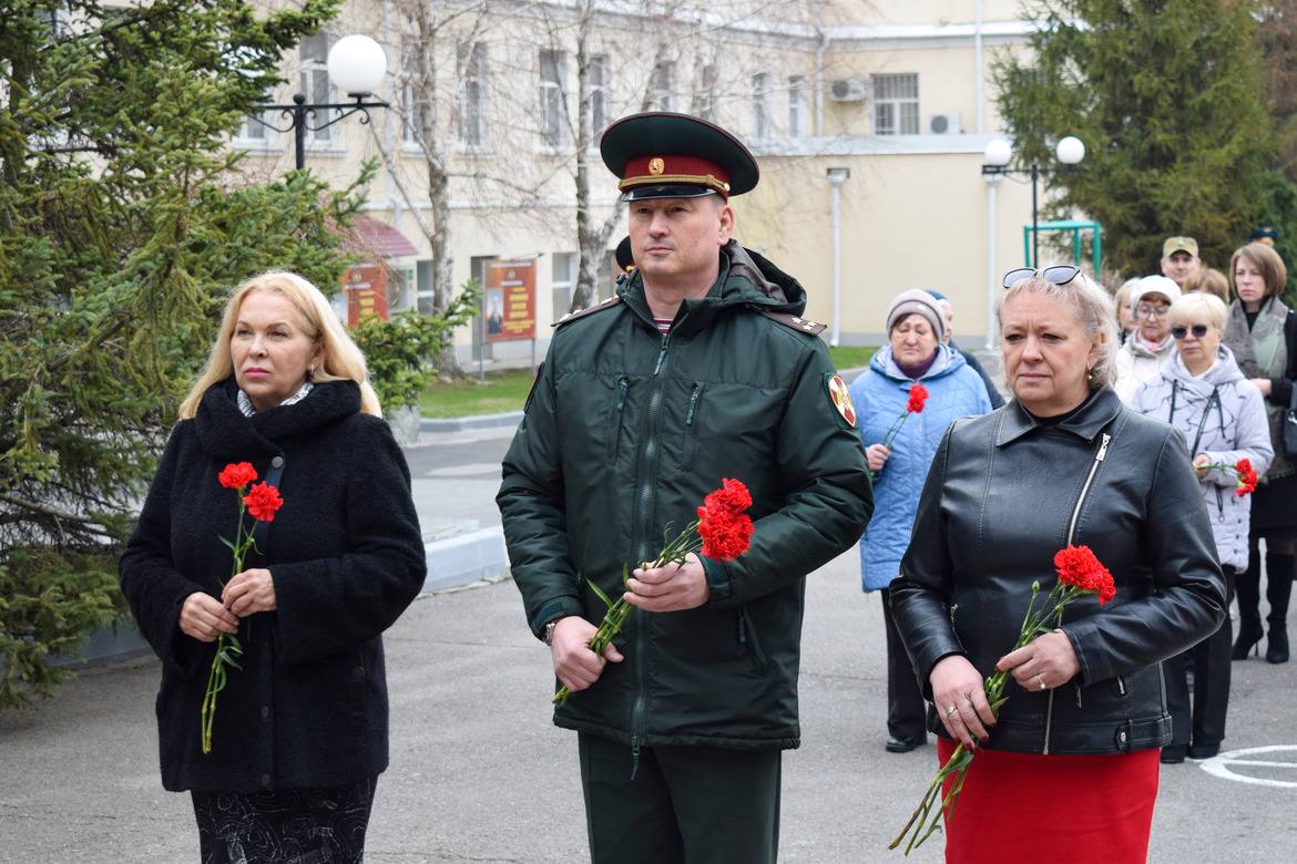 В преддверии Дня Росгвардии в Ростове-на-Дону состоялось памятное мероприятие для вдов и матерей павших военнослужащих.   Обращаясь к ним, заместитель командующего Южным округом по военно-политической работе полковник Алексей Галкин отметил, что ведомство всегда готово оказать поддержку.  Вы не перестаете восхищать своей стойкостью, силой духа и способностью гордо противостоять беде. Ваши мужья и сыновья отдали жизнь за Родину, став примером мужества и отваги, – подчеркнул офицер.   Родственники погибших росгвардейцев возложили цветы к памятнику на территории ростовского батальона Росгвардии, а затем посетили панихиду в храме Георгия Победоносца – богослужение провел иерей Иоанн.