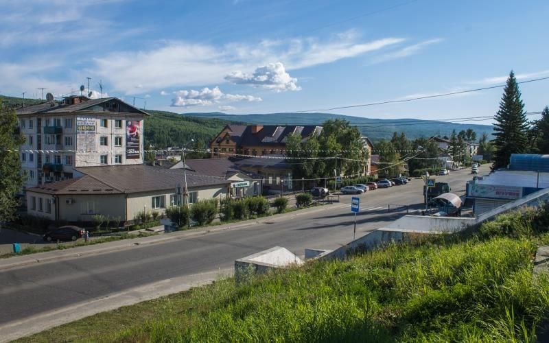 Бодайбинский район в январе-июле на 11,8% увеличил добычу золота Недропользователи Бодайбинского района, на который приходится основная добыча золота в Иркутской области, в январе-июле извлекли 10,782 т золота, что на 11,8% больше, чем за аналогичный период прошлого года, сообщили порталу «Золото и технологии» в районной администрации. Наибольший прирост добычи наблюдался на рудных месторождениях: 15,5%, до 8,039 т золота. На россыпях извлечено 2,743 т, на 2,3% больше, чем годом ранее. В Бодайбинском районе ведут добычу рудного золота «Полюс» на месторождении Сухой Лог , «Высочайший» Голец Высочайший и Угахан и ООО «Друза» Невское . На россыпях работают более 20 компаний, крупнейшие из которых АО ЗДК «Лензолото», АО АС «Витим», АО ГПП «Реткон», ООО АС «Лена» и ООО «Угахан». В 2024 году недропользователи Бодайбинского района извлекли 19,358 т золота. #бодайбо #иркутская_область #итоги Больше интересного на нашем сайте