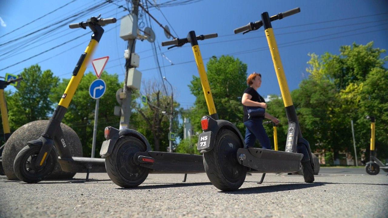 В Казани введены ограничения на использование электросамокатов в центральной части города. С сегодняшнего дня половина этой зоны закрыта для передвижения на электросамокатах. В приложениях кикшеринговых сервисов эта территория обозначена красным цветом — компании уже начали убирать самокаты с этих участков и перемещать их на другие парковки. Власти намерены расширить запрет, и в будущем ограничения могут затронуть практически весь центр города».