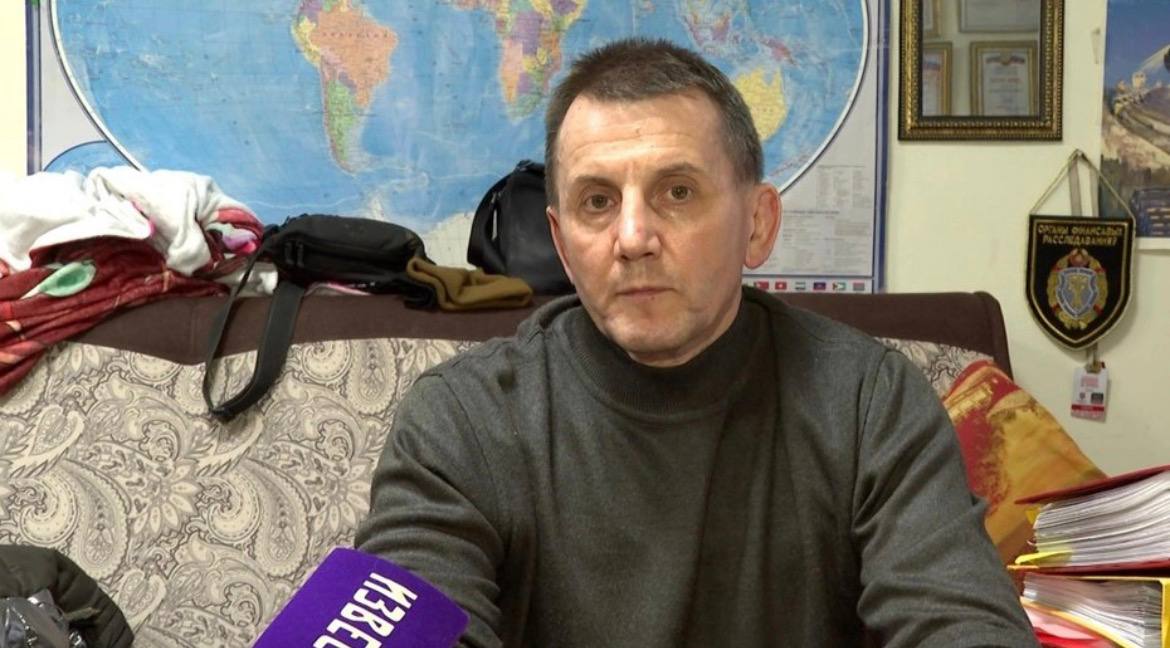 Сознавшийся в убийстве петербургского журналиста Максимова уйдёт на СВО Отставной полковник МВД РФ Михаил Смирнов давший признательные показания по делу об убийстве журналиста Максима Максимова заключит контракт с Вооружёнными силами России и отправится в зону специальной военной операции Смирнов был освобождён из под стражи по ходатайству военного комиссара Петербурга а производство по его уголовному делу приостановлено В апреле 2025 года городской суд Петербурга разрешил ему участвовать в СВО отклонив доводы обвинения о необходимости оставления Смирнова под стражей Максим Максимов журналист издания Фонтанка пропал без вести в 2004 году Его останки были обнаружены в 2024 году спустя 20 лет после убийства Коллеги Максимова утверждают что он готовил материал о коррупции среди сотрудников милиции По версии следствия Смирнов и другие лица причастны к его исчезновению и убийству 78 ru Подписаться на ДП в Telegram MAX