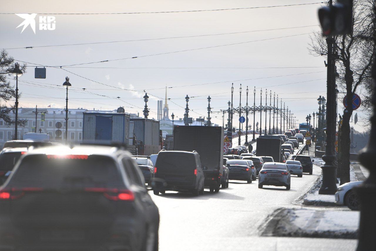 Троицкий мост откроют для автомобилистов раньше Движение по переправе будет возможно уже с субботы, 31 мая. Закрыли мост в начале апреля, поскольку состояние дорожного покрытия на нем вызвало вопросы не только у жителей города, но и прокуратуры. С ремонтом в итоге управились раньше срока. Первоначально открыть его обещали в середине июня. : СПб — отдай свой буст нам