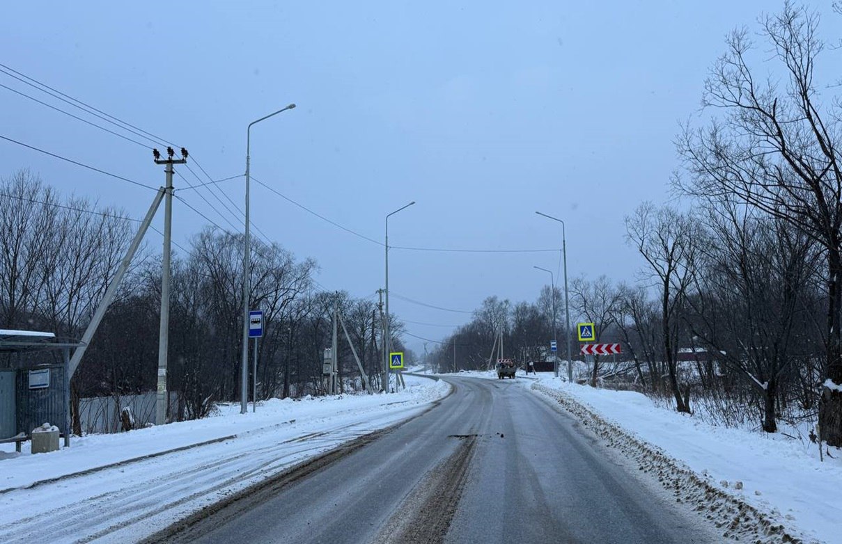 На участке автодороги Дальнее Ёлочки в районе СНТ Пищевик установили наружное освещение  Работы по устройству наружного освещения возле автобусных остановок и пешеходных переходов на 6 километре автодороги Дальнее Ёлочки были завершены в декабре 2025 года С просьбой сделать освещение на этом участке к губернатору Валерию Лимаренко обратились жители СНТ Пищевик на встрече в Дальнем которая прошла в сентябре прошлого года По поручению главы региона мы проработали этот вопрос и работы были выполнены в рамках капитального ремонта региональной дороги с 4 по 9 километр Помимо наружного освещения на всем отремонтированном участке были обновлены остановочные пункты установлены дорожные знаки и ограждения уложено асфальтобетонное покрытие обустроены тротуары устроены водопропускные трубы и выполнены другие работы чтобы дорога стала комфортной и безопасной рассказал министр транспорта и дорожного хозяйства Максим Жоголев  Напомним что участок региональной автодороги Дальнее Ёлочки был капитально отремонтирован благодаря президентскому нацпроекту Инфраструктура для жизни Всего в 2025 году в рамках реализации национального проекта в Сахалинской области обновили 37 5 километра автодорог в Южно Сахалинске Поронайском Холмском Невельском и Углегорском районах limarenko official Мы в Telegram MAX