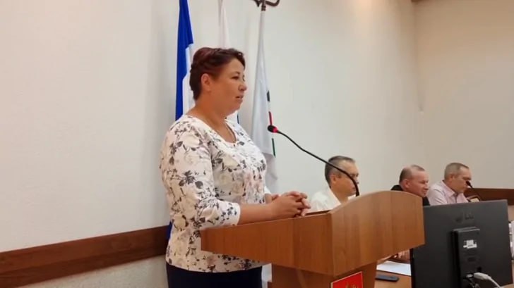 Полномочия главы Бирска досрочно прекращены Депутаты городского совета Бирска досрочно прекратили полномочия мэра Виктории Бурдиной. Кроме того, накануне, 12 мая, Бирский межрайонный суд продлил арест Виктории Бурдиной до 13 июня. Арест был продлен также заместителю экс-главы администрации Сергею Гайтанову. Напомним, по версии следствия, в июне 2023 года Бурдина заключила договор купли-продажи объекта культурного наследия «Дом Коновалова» за более чем 3 млн рублей. Прокуратура вносила представление, что объект был продан по заниженной стоимости, но глава Бирска проигнорировала это. А в марте 2024 года Бурдина передала здание некой фирме, которая продала объект третьему лицу за 7,2 млн рублей. После этого прокуратура обратилась в следственный орган, было возбуждено уголовное дело о злоупотреблении полномочиями. Кроме того, УФСБ выявило, что Бурдина через заместителя получила взятку в размере 30 тысяч рублей. В декабре 2024 года Гайтанов получил от представителя фирмы-подрядчика деньги за подписание актов выполненных работ по контракту на благоустройство парка «Соколок». Обратная связь Подписаться