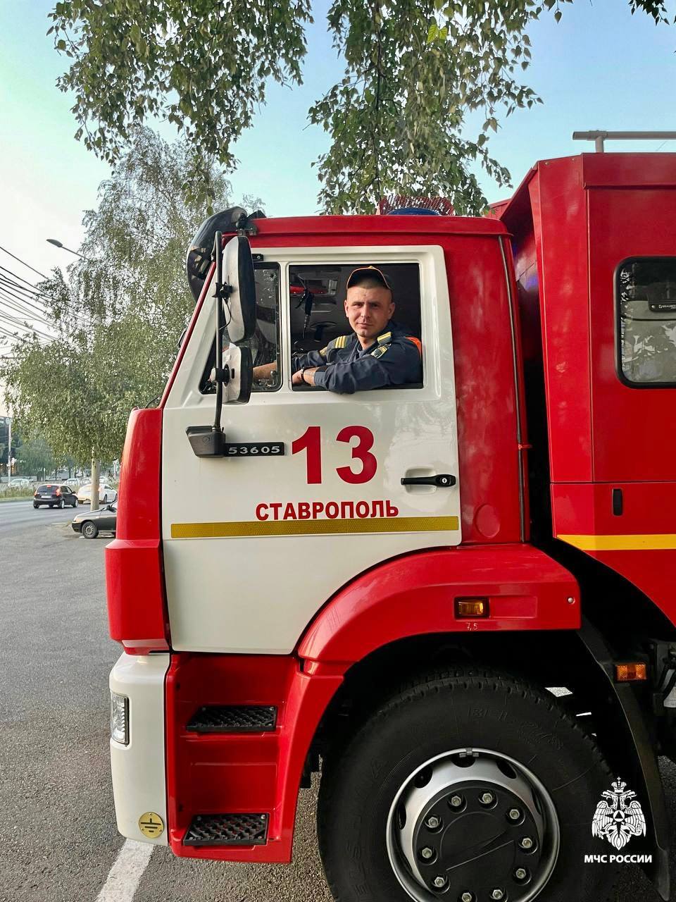 Людей спасли из пожара в Михайловске случайные прохожие, которые оказались сотрудниками МЧС  Удивительной историей поделились в ГУ МЧС по краю. На улице Грибоедова загорелся балкон на первом этаже многоквартирного дома. В этот момент совершенно случайно мимо проезжал Михаил Несынов со своим сыном — старший огнеборец из 8-й пожарно-спасательной части.  Мужчина сразу остановил машину и кинулся спасать людей. Оказалось, что это ещё не все чудеса: неподалёку был ещё один пожарный — Данила Зенин из 13-й ПСЧ. Он тоже бросился на борьбу с огнём.   Благодаря тому, что пожарные оказались в нужное время в нужном месте в результате никто не пострадал.
