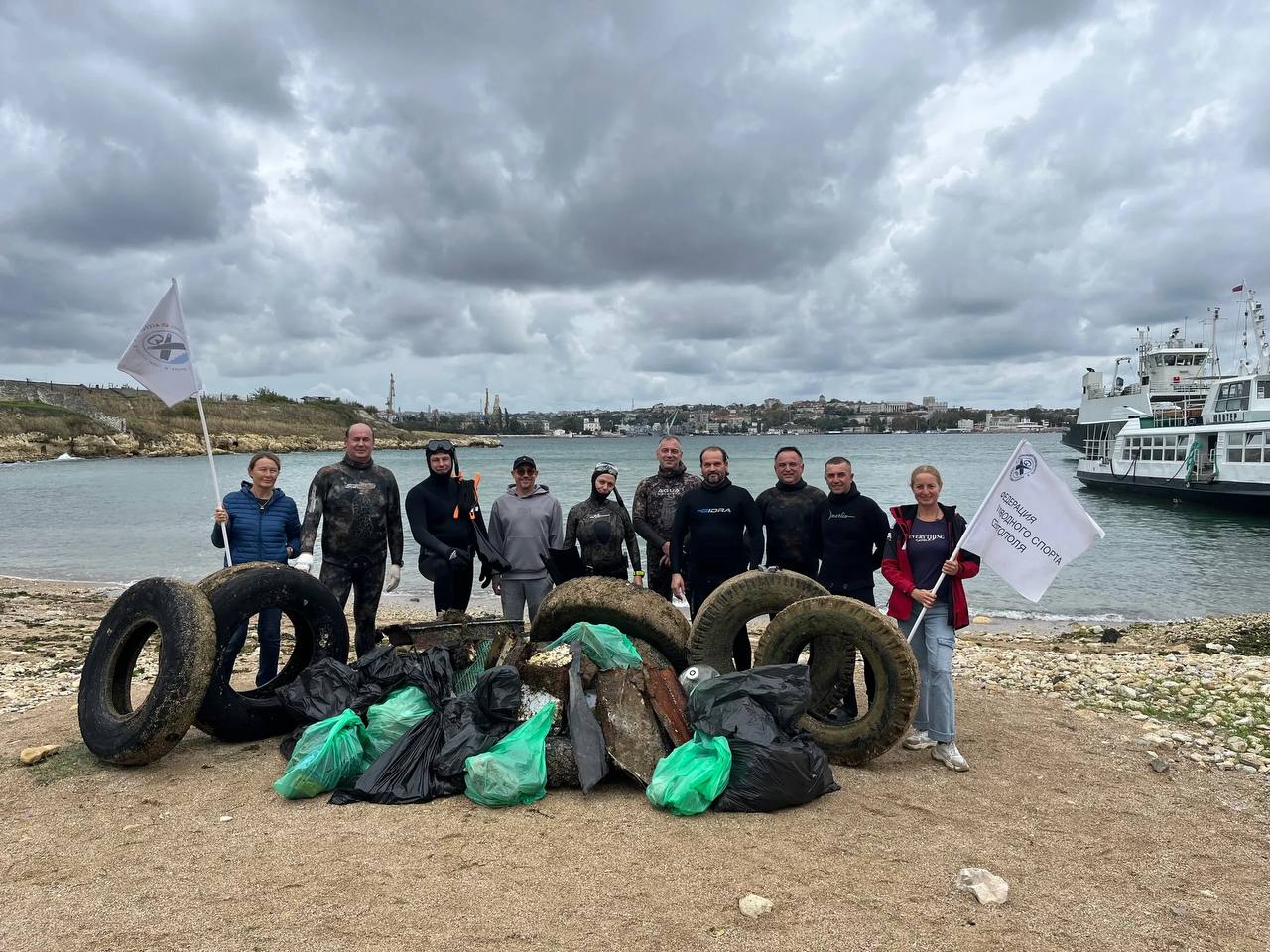 Тонну мусора подняли со дна моря в Севастополе прошел подводный субботник Несмотря на ненастную погоду участники Ассоциации подводной деятельности Крыма и Севастополя провели экологическую акцию на Северной стороне города Силами десяти дайверов со дна у причала катеров было поднято около тонны различного мусора В ходе субботника со дна доставали бытовые отходы и десятки автомобильных покрышек Весь собранный мусор был оперативно вывезен и утилизирован на городской свалке Как отметил в интервью радио КП Севастополь президент Ассоциации Вячеслав Кулешов это уже не первая уборка в районе площади Захарова Мы там уже убирали в 2018 году тогда достали огромное количество бутылок банок от пива пластика В этот раз мусора было значительно меньше поделился он По словам Кулешова положительную динамику можно связать с несколькими факторами ростом культуры населения сокращением потока туристов и тем что городские власти стали устанавливать больше мусорных контейнеров вблизи береговой линии в том числе и на диких пляжах За годы работы активисты дайверы очистили многие знаковые места Севастополя дно у Памятника затопленным кораблям акваторию у Графской пристани бухты Балаклавы и Казачьей Читайте нас в MAX