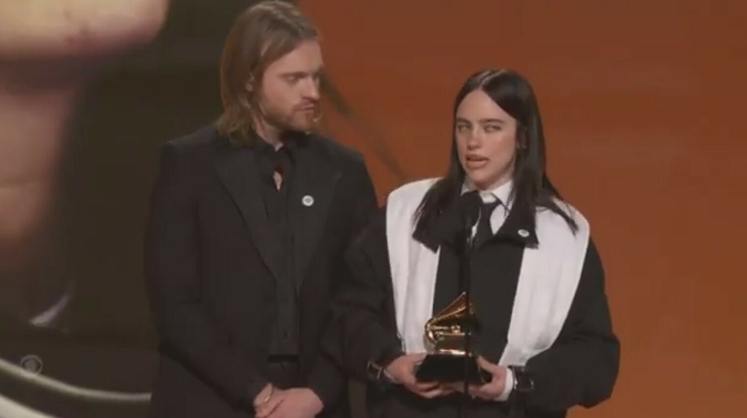 Трамп пригрозил судами после церемонии Грэмми с шутками про Эпштейна На церемонии Грэмми звёзды выступили против Иммиграционной и таможенной службы США а ведущий пошутил о встречах Трампа с Клинтоном на острове Эпштейна передает ArbatMedia Множество знаменитостей появились на мероприятии со значками ICE OUT Билли Айлиш получая награду за Песню года произнесла со сцены F ck ICE Тревор Ноа ведущий церемонии позволил себе шутку про президента США Песня года поздравляю Билли Айлиш вау Это та самая Грэмми о которой мечтает каждый артист Почти так же сильно как Трамп мечтает о Гренландии Что логично острова Эпштейна больше нет ему нужен новый чтобы тусоваться с Биллом Клинтоном заявил Ноа Президент США отреагировал незамедлительно Трамп опубликовал резкий пост в котором пригрозил судебными разбирательствами и назвал премию Грэмми ужасом Прислать новость