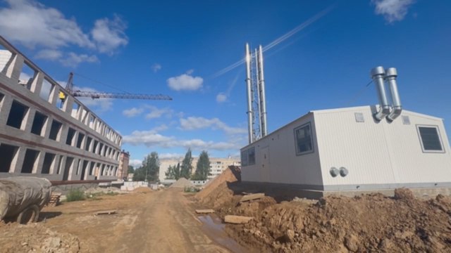В Красном на Волге для новой школы установили газовую котельную и смонтировали оборудование Коробка здания учебного заведения на 500 мест почти готова строители заканчивают кирпичную кладку стен третьего этажа и перегородок скоро начнётся монтаж кровли и установка окон После подачи тепла стартуют внутренние отделочные работы Подрядчик идёт с опережением графика завершение строительства планируется в следующем году Открытие новой школы позволит отказаться от обучения в две смены и обеспечит детям комфортные условия для учёбы Им не придётся ездить на занятия в соседние сёла