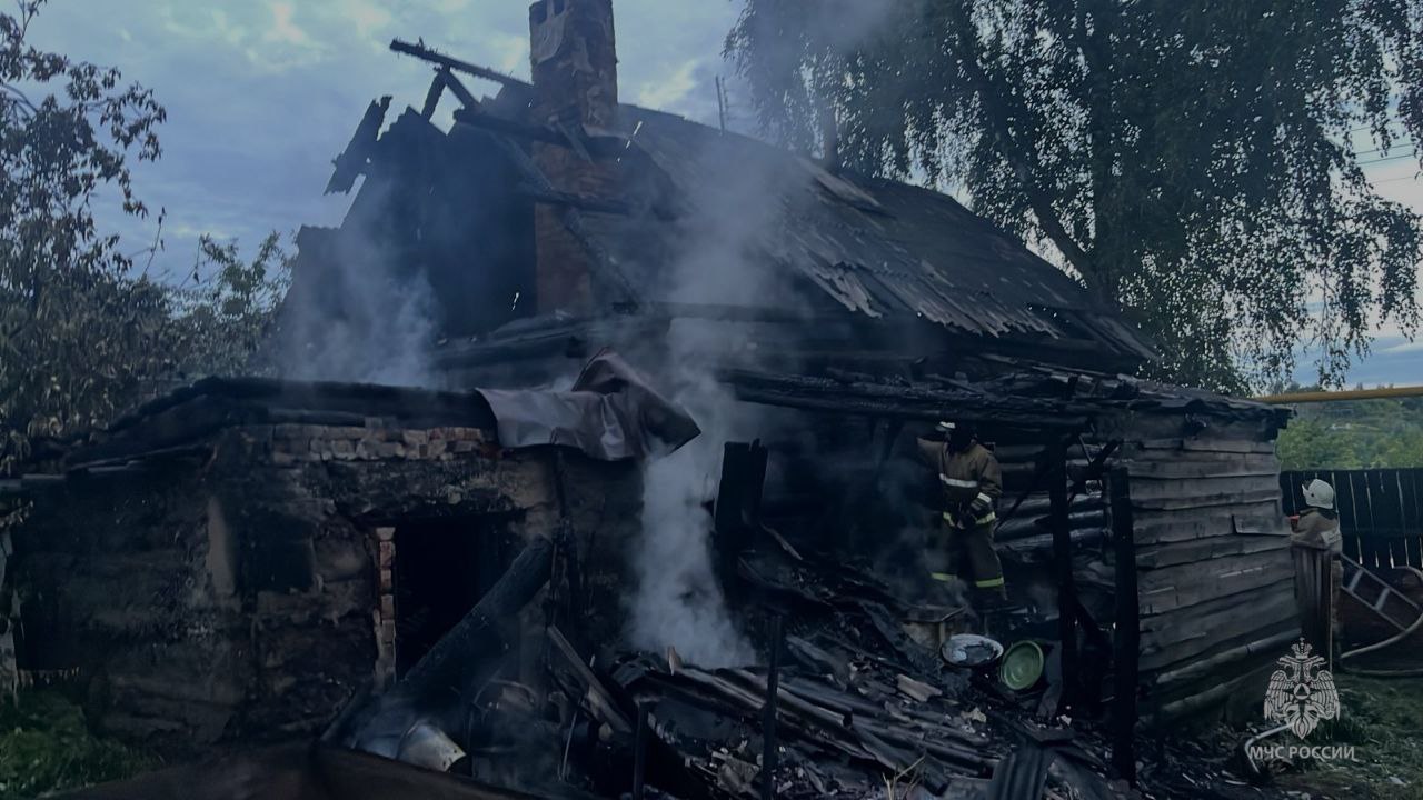 Две пожилые женщины погибли на пожаре в Татарстане Поступило сообщение о пожаре в частном одноэтажном бревенчатом доме в городе Мамадыш по улице Веры Фигнер. По прибытии первых пожарных подразделений происходило горение кровли по всей площади частного жилого дома. На тушение пожара были поданы 2 ствола РСК-50, пожар ликвидирован на площади 24 кв.м. В ходе тушения пожара обнаружены тела двух женщин - 73 и 98 лет. Предварительная причина пожара - нарушение правил пожарной безопасности при эксплуатации газового оборудования. Главное управление МЧС России по Татарстану напоминает: установи в доме пожарный извещатель. Прибор подаст громкий сигнал при задымлении и оповестит об опасности; будь осторожен при использовании газовых приборов. Следи за их исправностью, ремонт доверяй только профессионалам. При приготовлении еды не оставляй ее без присмотра. 