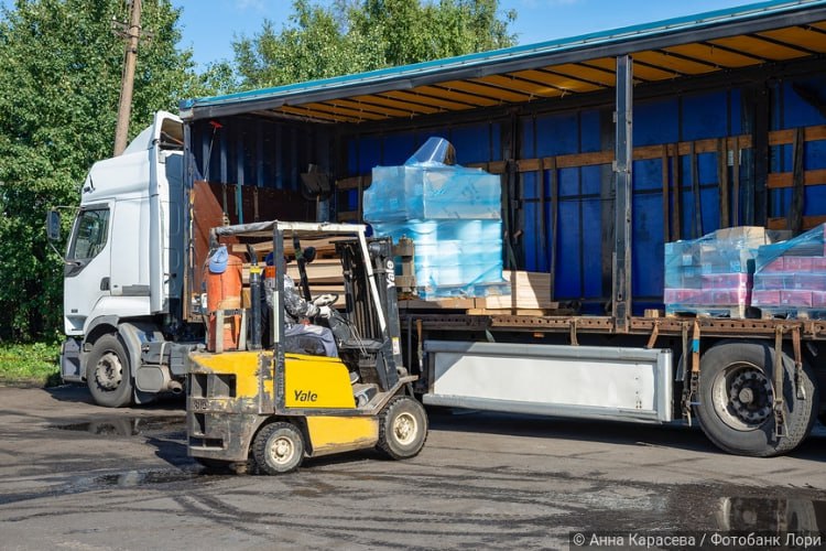 Полуприцепы в ступоре импорт закрыт лизинг убит Рынок новых полуприцепов в России по итогам января сентября 2025 года сократился на 60 2 в годовом выражении было реализовано 14 46 тыс единиц техники В сентябре спад ускорился до 62 7 по сравнению с сентябрем прошлого года   Основная причина стоимость денег Лизинговые платежи взлетели до 25 годовых что делает покупку новой техники нерентабельной Компании массово переходят в режим ремонтировать а не покупать   Усложняет ситуацию запретительные пошлины на импорт до 35 Рынок вынужденно переходит на российскую технику Тонар НЕФАЗ или непроверенные китайские бренды что создает риски простоев     Аналитики дают пессимистичный прогноз по итогам года рынок может сократиться еще на 50 60 Подробности читайте на портале Логирус